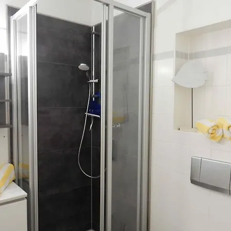 Apartment Resi D7 *